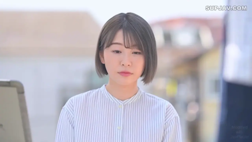 淡然 · 条纹衬衫 · 面部特写 · 户外