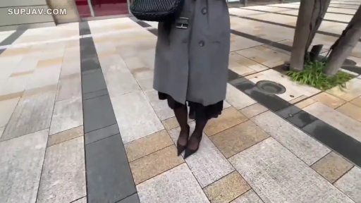 站立 · 灰色风衣 · 腿部 · 手提包 · 户外街道 · 街拍