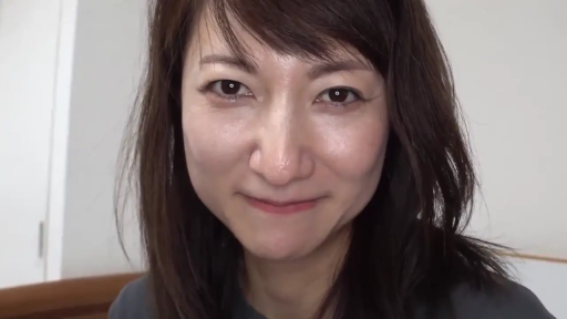 室内 · 眼神特写 · 温柔 · 深色T恤