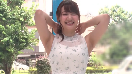 户外 · 笑容 · 腋下 · 撩发 · 双臂上举 · 无袖碎花裙