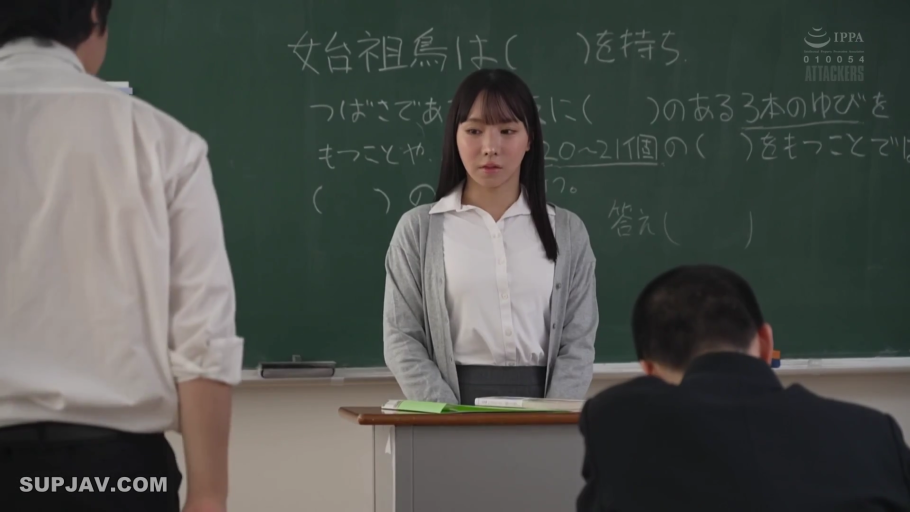 紧张 · 教室 · 白色短袖衬衫 · 黑板 · IPPA标志 · 人物面部特写