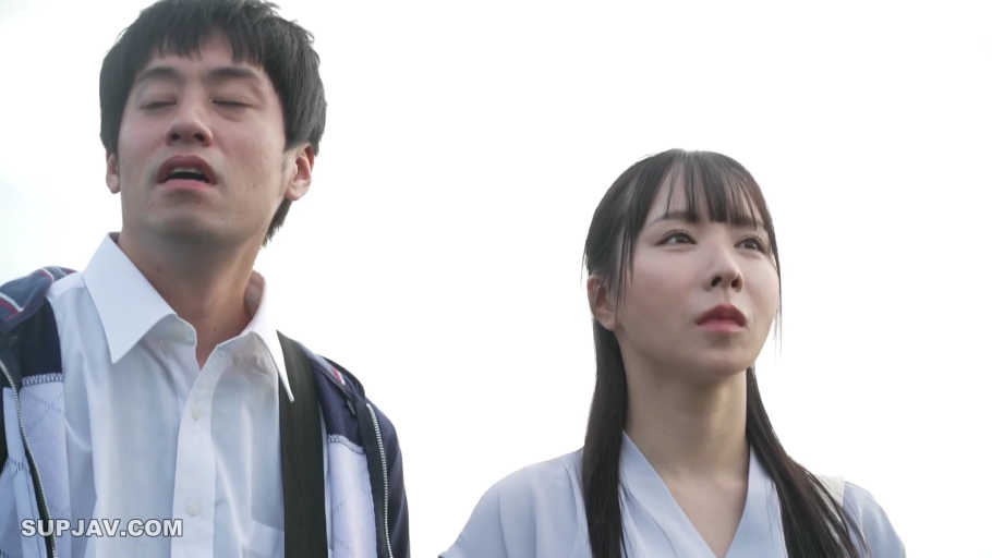 休闲外套 · 野外 · 人物面部特写 · 女人神色凝重或专注