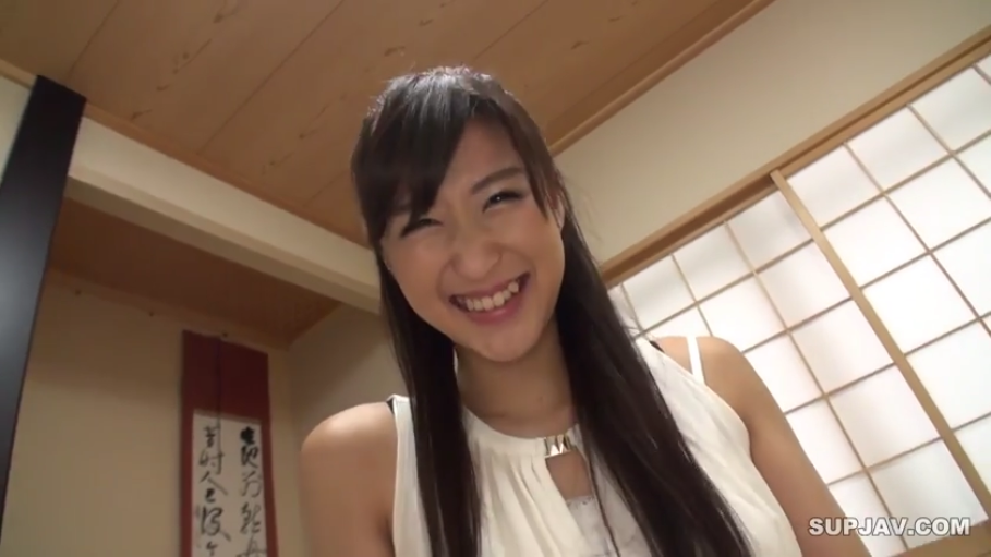 脸部特写 · 和室 · 白色无袖上衣 · 甜美微笑