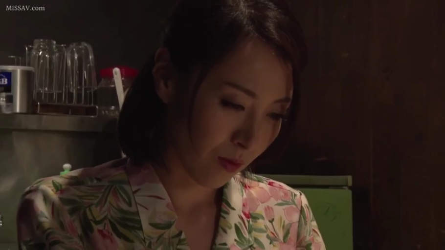 厨房或吧台 · 若有所思 · 五官细节 · 花色睡衣