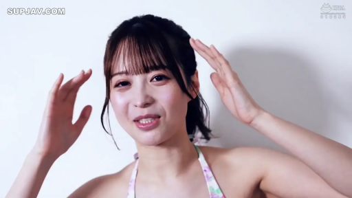 室内 · 肩部特写 · 微笑 · 比基尼挂脖上衣