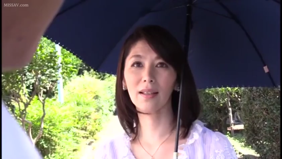 脸部特写 · 注视对方 · 公园 · 浅色蕾丝上衣 · 蓝色遮阳伞 · 夏日晴天