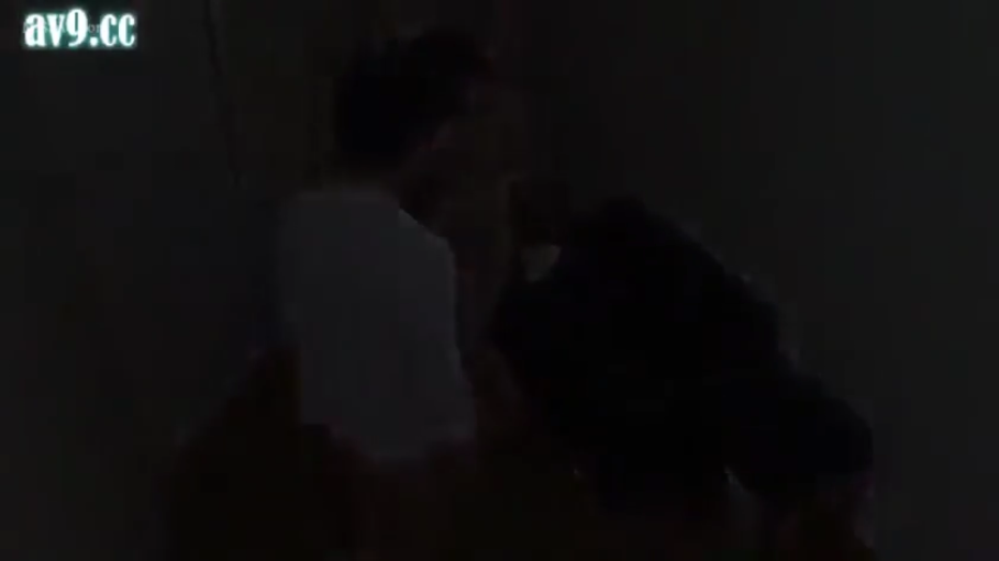 站立 · 暗室 · 白色T恤