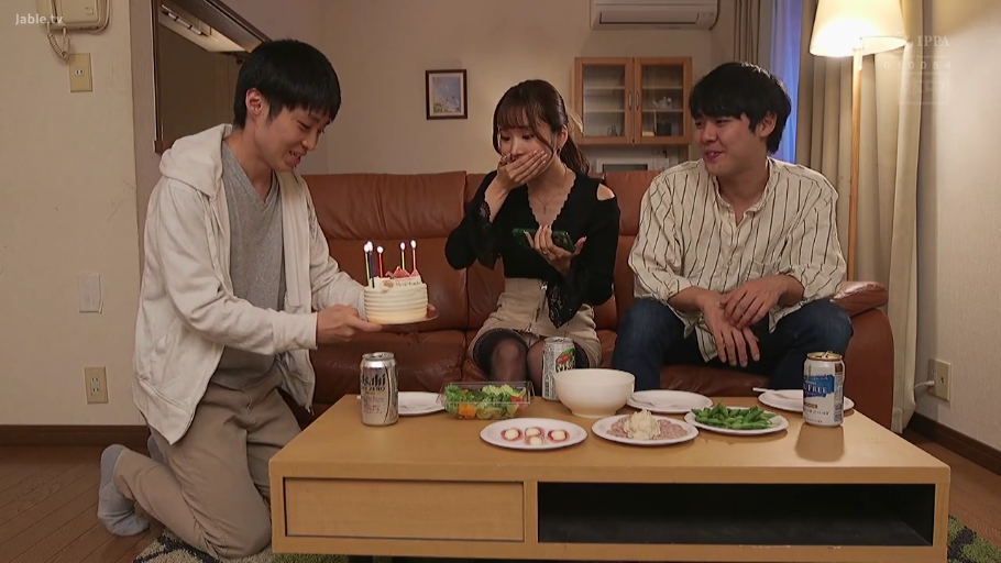 黑色长袖上衣 · 生日蜡烛 · 室内客厅 · 生日蛋糕特写 · 女子惊讶惊喜 · 桌上有酒类饮料