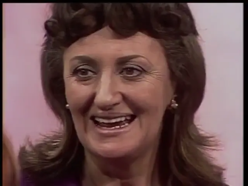 室内 · 顔 · 微笑 · 耳环 · 熟女 · 正面 · 紫色上衣 · 开朗