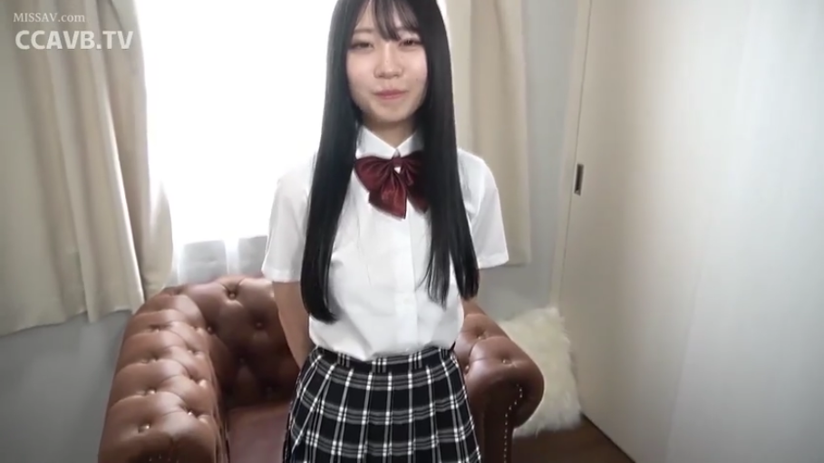 卧室 · 脸部特写 · 微笑 · 白色短袖衬衫