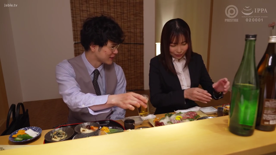放松 · 啤酒 · 包间 · 两人上半身特写 · 女性穿职业西装外套内搭白衬衫 · 桌上摆满生鱼片料理