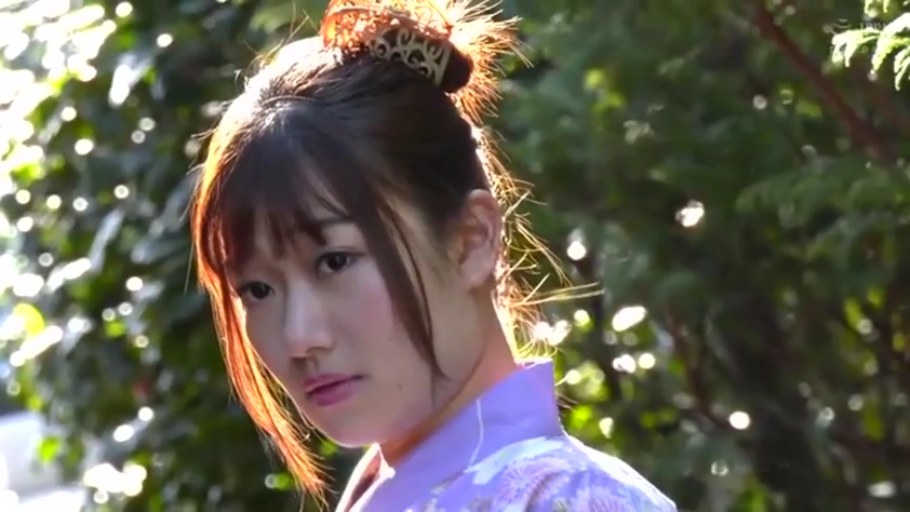 凝重 · 肩部特写 · 树林旁 · 和服 · 发簪 · 阳光侧逆光