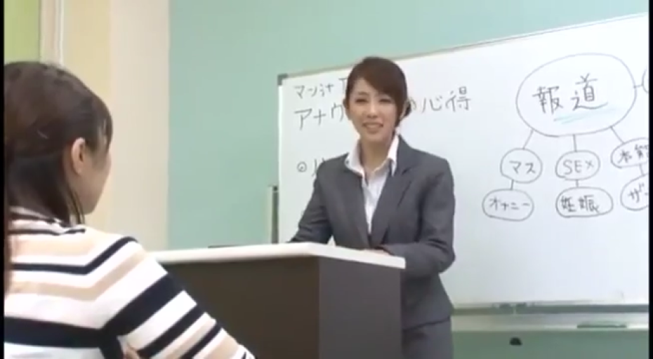 教室 · 认真 · 深灰色职业西装外套 · 讲台 · 教师上半身特写 · 白板上有SEX字样