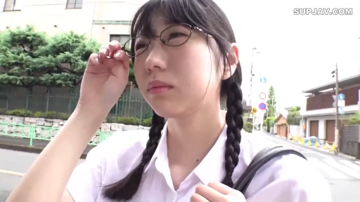 专注 · 眼镜 · 面部特写 · 户外 · 白色校服衬衫 · 清晨或白天