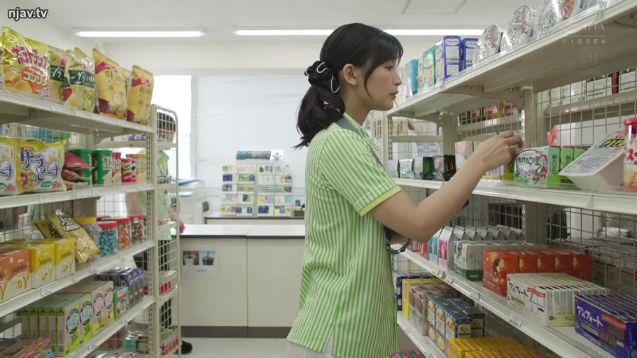 专注 · 便利店 · 货架商品 · 绿色条纹工作服