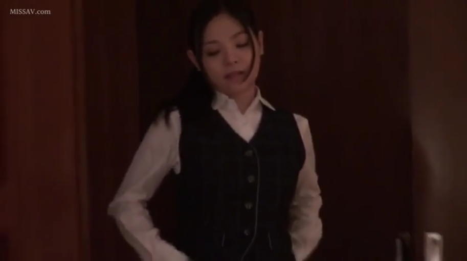 办公室 · 黑色西装马甲 · 神情专注 · 人物半身特写