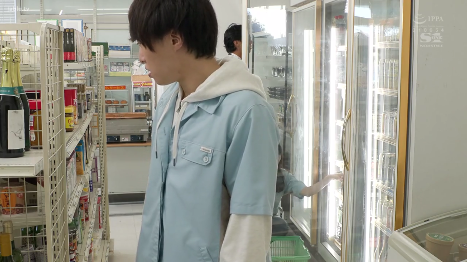 便利店 · 白色连帽卫衣 · 男性平静观看