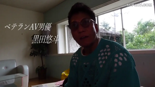 室内 · 专注 · 眼镜 · 人物脸部特写 · 绿色镂空针织衫 · 画面带有采访字幕