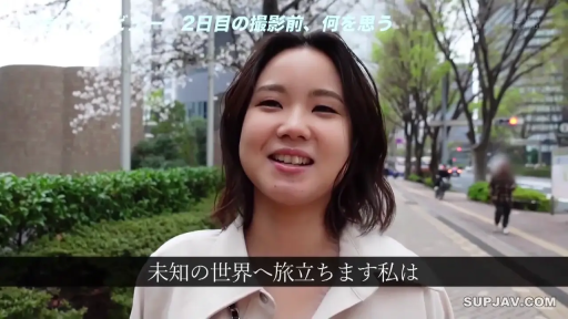 交谈 · 微笑 · 面部特写 · 户外 · 白色外套 · 素人 · 正面站立