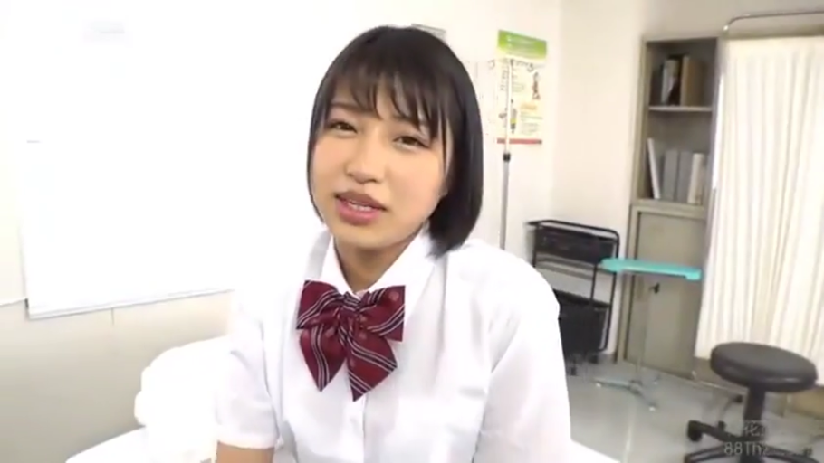 坐姿 · 面对镜头 · 自然 · 半身 · 学生制服 · 短发 · 医务室 · 医疗设备