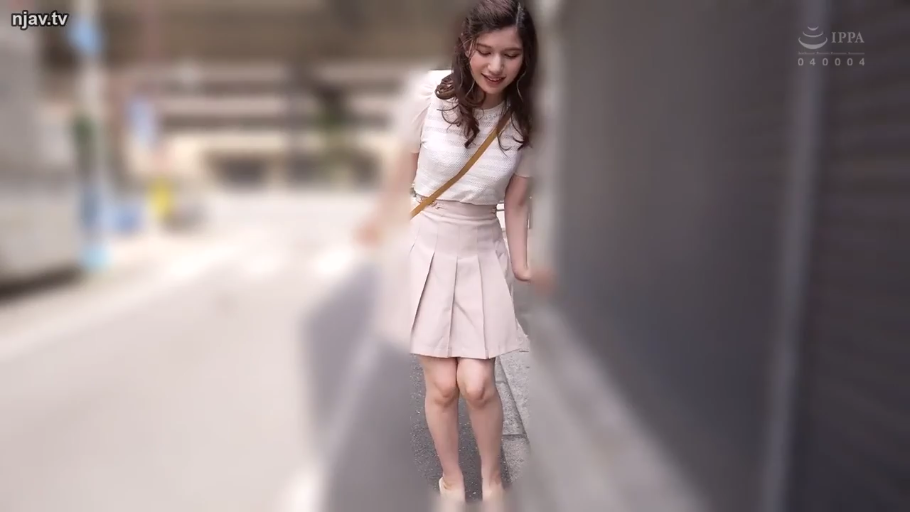 站立 · 百褶裙 · 户外街道 · 全身镜头