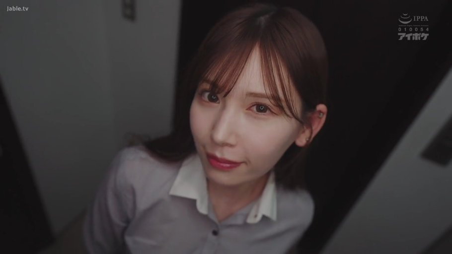 室内 · 脸部特写 · 浅色衬衫 · 微翘嘴唇