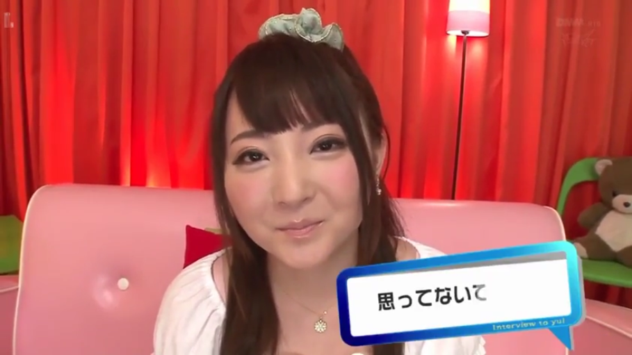 脸部特写 · 温柔 · 白色上衣 · 摄影室 · 采访字幕 · 对话框文字