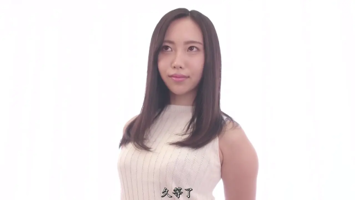 脸部特写 · 字幕 · 微笑 · 白色无袖针织上衣 · 白色摄影棚