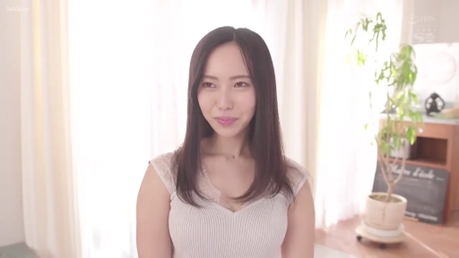 室内 · 站姿 · 盆栽 · 微笑 · 半身特写 · 白色蕾丝上衣 · 长发 · 侧视