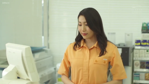 职业微笑 · 便利店柜台 · 人物半身特写 · 便利店橘色制服