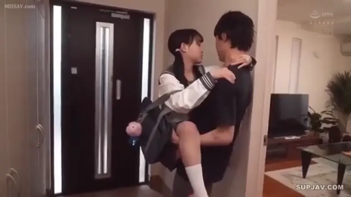 玄关 · 期待 · 黑色短袖上衣 · 学生书包 · 两人面部特写