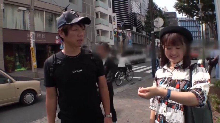 手表 · 人行道 · 两人上半身特写 · 女性微笑着看手腕 · 女性穿图案印花衬衫、黑色贝雷帽