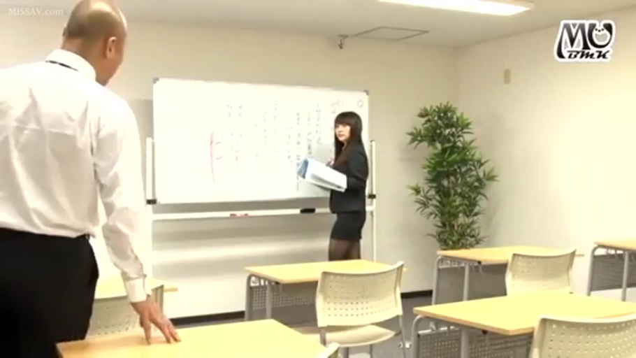 会议室 · 文件资料 · 女性表情认真 · 男性穿着白衬衫黑西裤