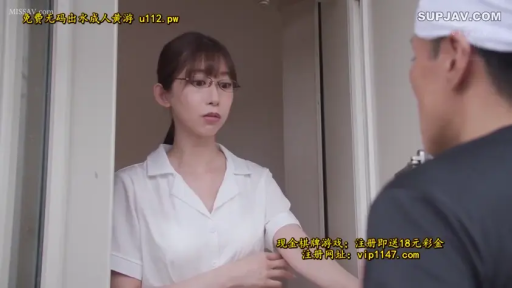 专注 · 眼镜 · 门口 · 女性面部特写 · 白色翻领短袖衬衫 · 画中画字幕