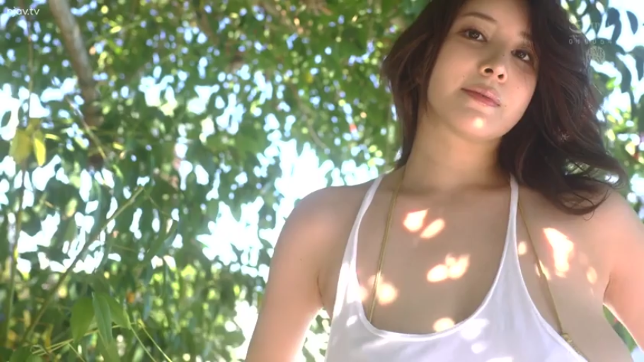 上半身 · 妩媚 · 户外 · 正面站立 · 白色吊带背心 · 眼神交流