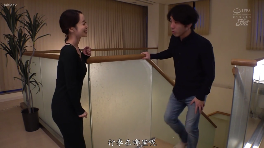 微笑 · 男性黑色长袖衬衫 · 室内楼梯口