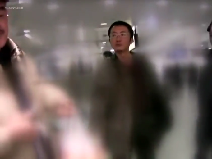 茫然 · 公共场所 · 低画质 · 眼镜 · 戴眼镜男子脸部