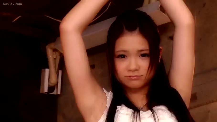 暗室 · 楚楚可怜 · 腋下特写 · 光线昏暗 · 绳索 · 白色花边上衣