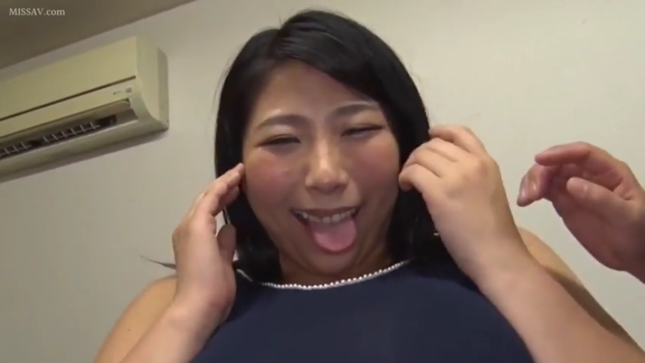 室内 · 迷离 · 面部特写 · 熟女 · 正面 · 吐舌 · 无袖衫