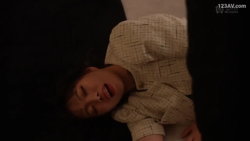 性交 · 脸部 · 卧室 · 陶醉 · 亚洲人 · 躺卧 · 浅色格子套装