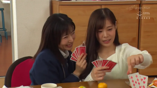 室内 · 坐姿 · 半身特写 · 毛衣 · 开心 · 扑克牌 · 日常剧情 · 玩牌