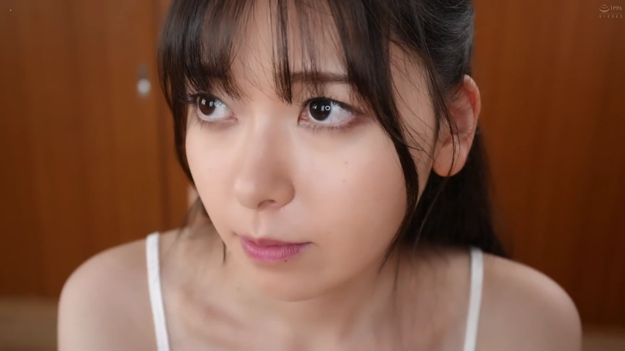室内 · 坐姿 · 脸部特写 · 凝视 · 白色吊带 · 亚洲女性 · 无辜