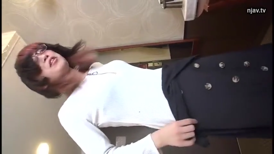 上半身中景 · 白色长袖上衣 · 室内走廊 · 随意交谈
