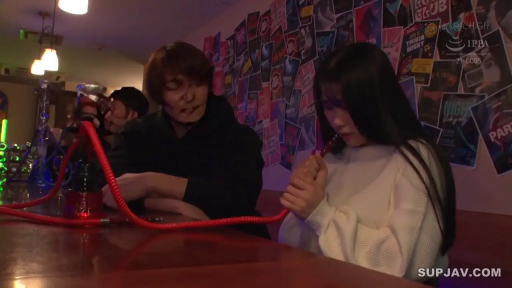 坐姿 · 自然 · 半身 · 酒吧 · 水烟壶 · 白色长袖毛衣 · 抽水烟