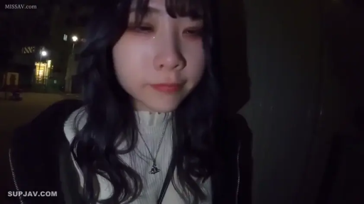 流泪 · 脸部特写 · 白色高领针织衫 · 夜间街道 · 泪痕