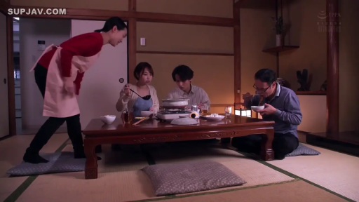 平静 · 长袖衫 · 日式和室 · 室内光线较暗 · 火锅炉