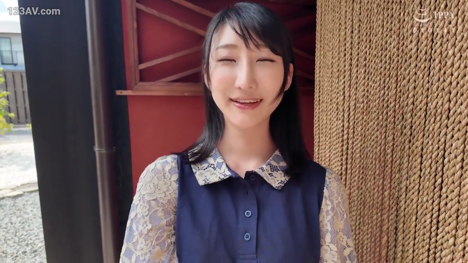 室内 · 脸部特写 · 温和 · 蕾丝拼接深蓝色衬衫