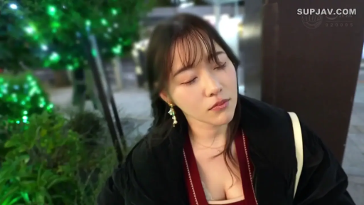 放松 · 锁骨部位特写 · 红色内搭 · 夜间户外 · 背景灯光模糊处理