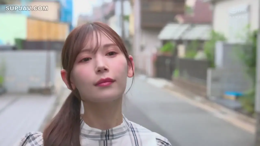 脸部特写 · 注视 · 室外街头 · 格子纹衬衫