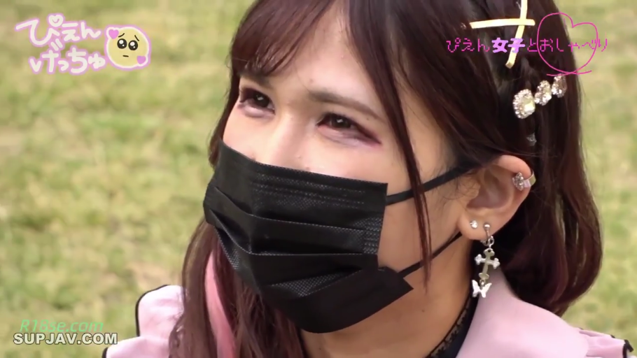 脸部特写 · 户外草地 · 粉色地雷系服装